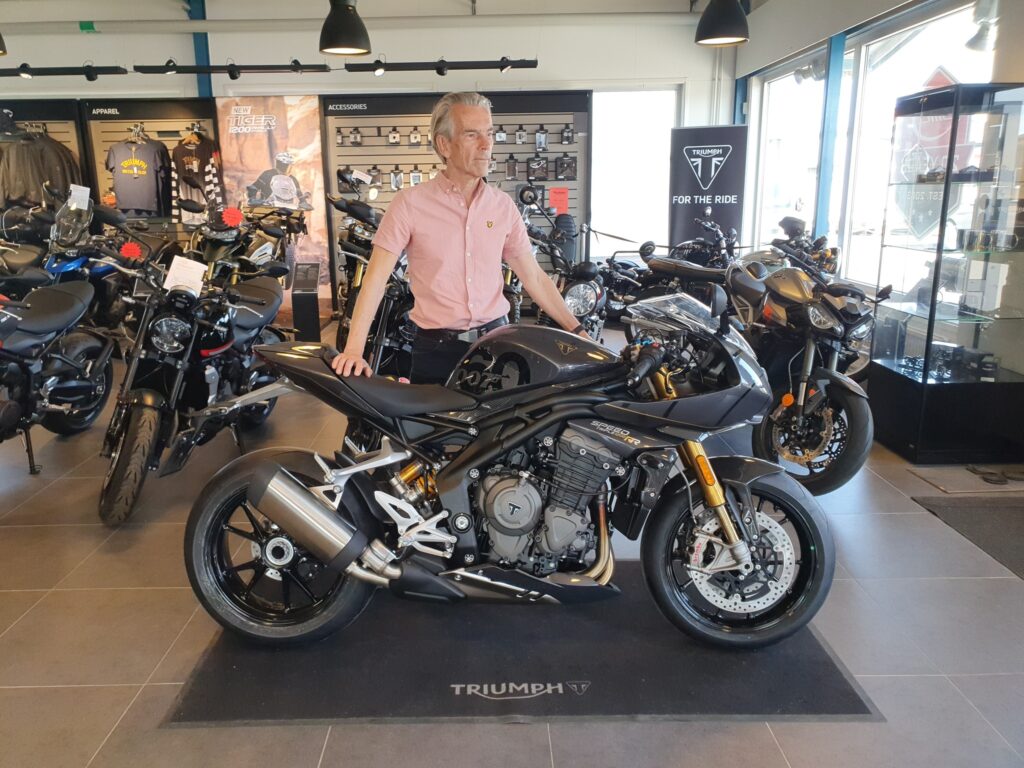 Triumph Speed Triple 1200 RR James Bond 007 Edition 2023
Strictly limited 60 motorcycles, 60 years of Bond 1962-2022
On display in James Bond 007 Museum Nybro Sweden
007 Museum have all 3 Triumph, 2 from "No Time To Die" and one 60  Bond 007 years anniversary.